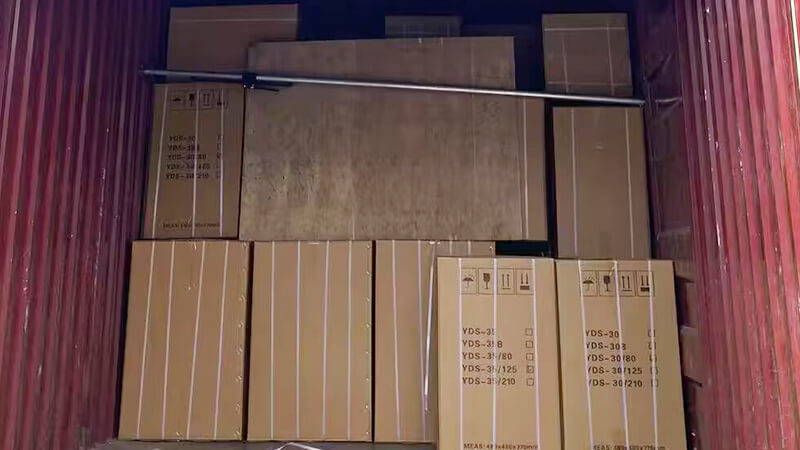30升35升液氮罐在裝車，發(fā)貨新加坡