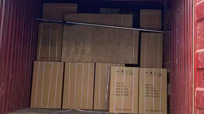 30升35升液氮罐出口裝車，發(fā)往新加坡